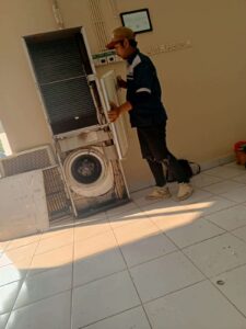 teknisi cuci ac floor standing